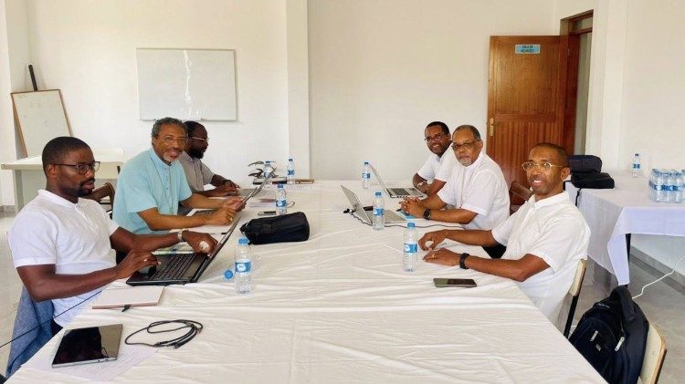 Um momento da reuni&atilde;o com a participa&ccedil;&atilde;o dos referidos sacerdotes