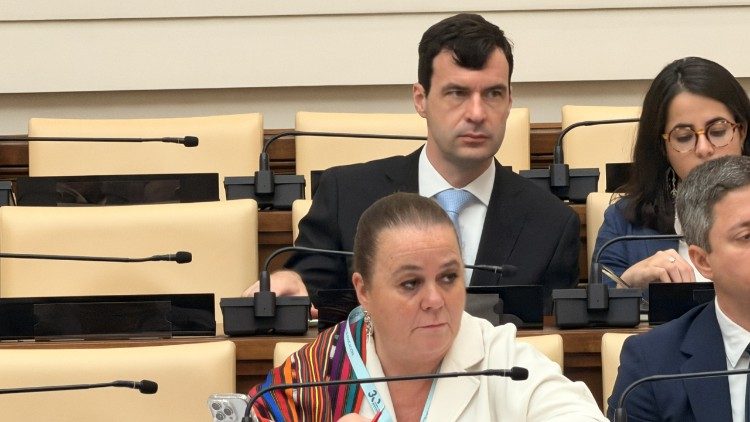 Otro momento del encuentro donde est&aacute; la ministra de educaci&oacute;n de Guatemala 
