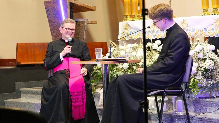 Spotkanie z ks. Pawłem Ptasznikiem zostało zorganizowane przez Watykańską Fundację Jana Pawła II. Prowadził je ks. Tomasz Podlewski. Fot. Agnieszka Syc
