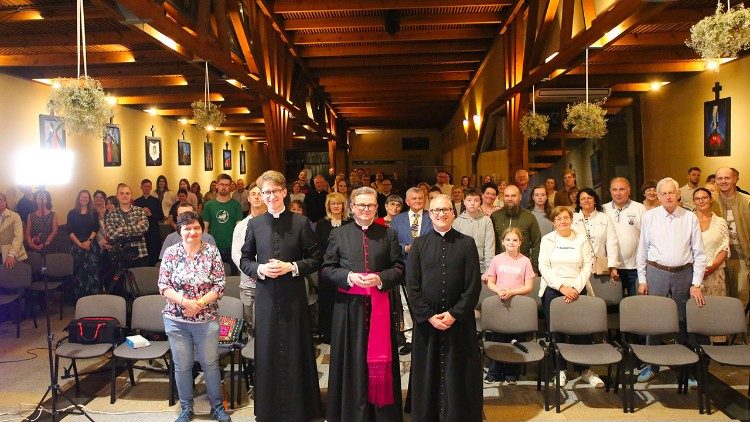 Ks. Paweł Ptasznik z uczestnikami spotkania w Częstochowie. Fot. Agnieszka Syc