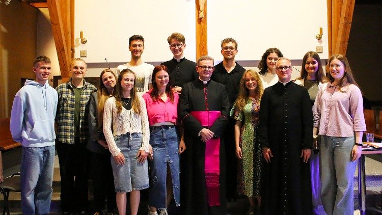 Ks. Ptasznik z uczestnikami spotkania w Częstochowie Fot. Agnieszka Syc