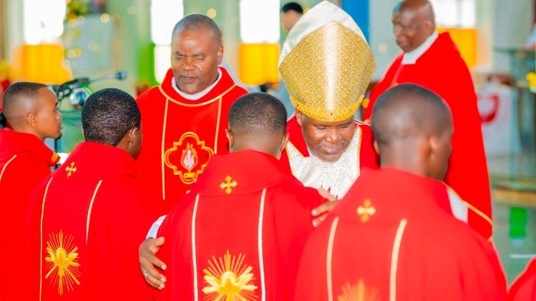 Mapadre Wapya wa Roho Mtakatifu na mmoja Mpalottini
