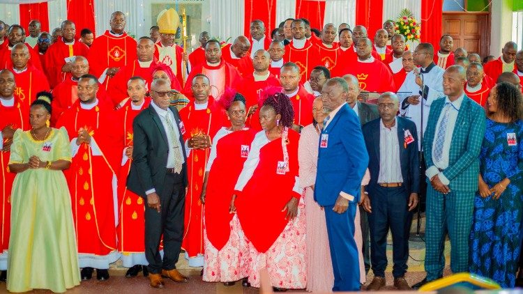 Picha ya pamoja na wanafamilia wa mapadre wapya