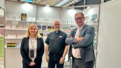 Od lewej: Francesca Angeletti (Libreria Editrice Vaticana), ks. Krzysztof Biernat SAC (dyrektor Wydawnictwa Pallottinum), Lorenzo Fazzini (dyrektor Libreria Editrice Vaticana)