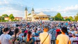 Medjugorje-fedeli-preghiera-rosario-4.jpg