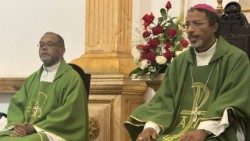 Dom Teodoro Mendes Tavares (direita) e Dom Ildo Fortes, na celebração eucarística, após a reunião para refletir sobre a Igreja em Cabo Verde