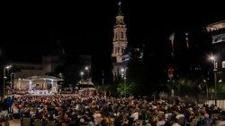 I fedeli riuniti in preghiera in piazza Bartolo Longo, adiacente alla Chiesa del Santuario di Pompei (foto d'archivio). 