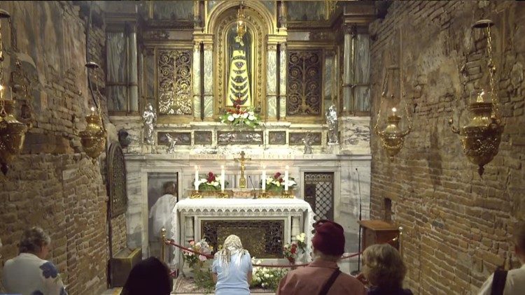 Un momento della preghiera quotidiana del Santo Rosario nella Santa Casa di Loreto.