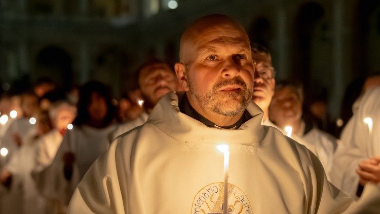 Don Flaviano Timperi, cancelliere della Prelatura della Santa Casa, durante una fiaccolata a Loreto. 