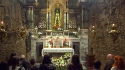 Momento de oração do Terço diário na capela da Santa Casa de Loreto 
