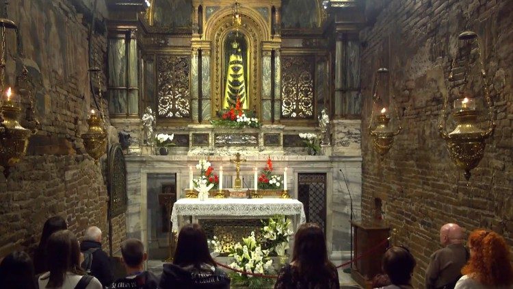 Momento de oração do Terço diário na capela da Santa Casa de Loreto 