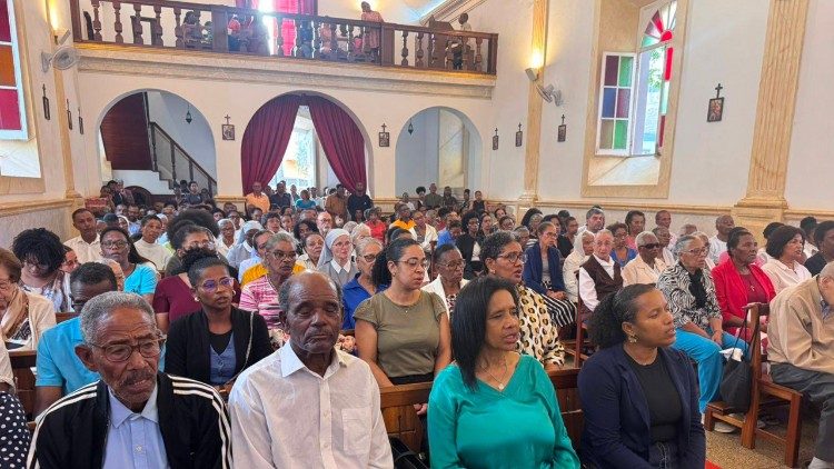 O Povo de Deus, na Missa, ap&oacute;s a reuni&atilde;o dos dos dois Bispos
