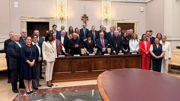 Participantes en encuentro en Cascina Pio IV: La Cal, Dicasterio para la Cultura y la Educación ,y la OEI