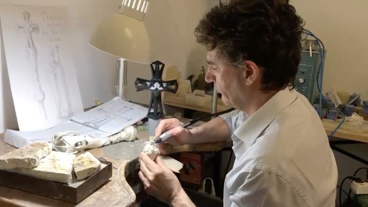 Le sculpteur et joaillier Joan Serrami&agrave; au travail