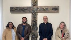 Na foto, Angela Morais, fundadora e CEO da Kolbe Arte; Tiago Benetti, diretor do filme “O Poder do Rosário”; Don Davide Milani, Secretário-Geral da Fondazione Pontificia Gravissimum Educationis; e a escritora Loo Burnett, durante visita ao Dicastério para a Cultura e a Educação, no Vaticano, em novembro de 2024. 