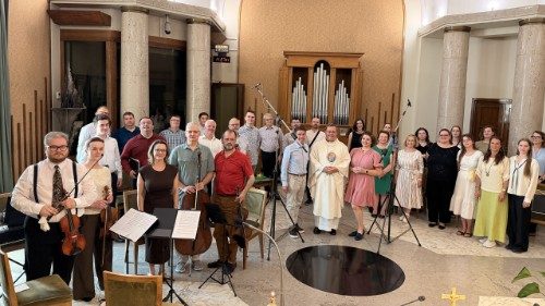 Spev&aacute;cky zbor z Dunajskej Lužnej spieval počas sv&auml;tej omše v kaplnke Vatik&aacute;nskeho rozhlasu