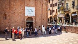 Appassionati di musica classica in coda per un concerto a Mantova, che ospita in tutta la città il festival "Trame Sonore" (29 maggio - 2 giugno)