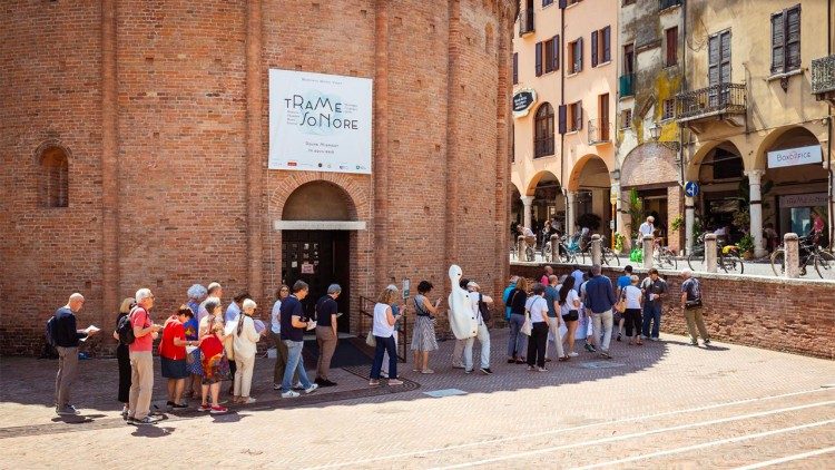 Appassionati di musica classica in coda per un concerto a Mantova, che ospita in tutta la città il festival "Trame Sonore" (29 maggio - 2 giugno)