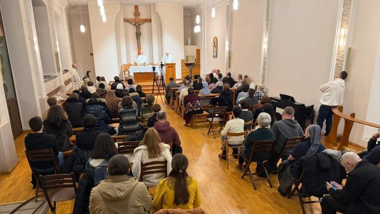 El cardenal Radcliffe celebra la misa en Kiev