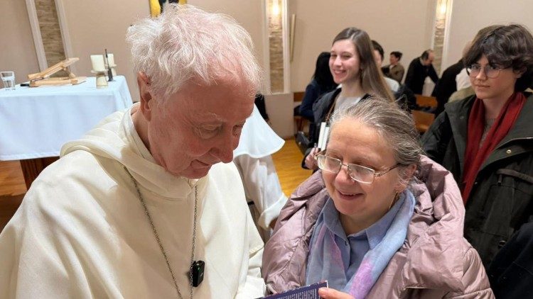 El cardenal Radcliffe con una mujer ucraniana