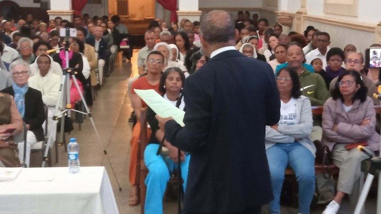 Dom Ildo Fortes - Bispo de Mindelo ilustra o significado de Sinodalidade