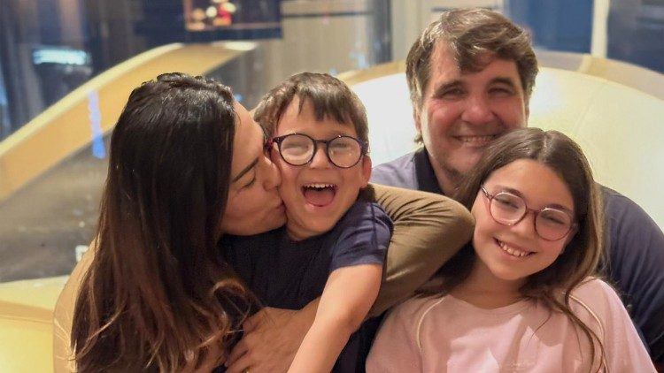 A brasileira Aline com os filhos, Leonardo e Sofia, e o marido Daniele