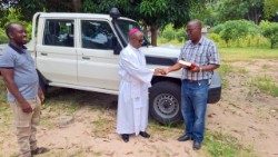 Bênção da viatura doada ao santuário de Meconta, por Dom Inácio Saúre, arcebispo de Nampula