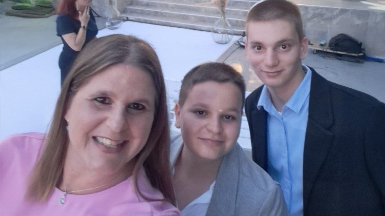 A brasileira Perla com os filhos Ilay e Aviel