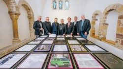 Präsentierten das Mahnmal v.l.: Dompropst Monsignore Joachim Göbel, Generalvikar Monsignore Michael Bredeck, Künstler Christoph Brech, Erzbischof Udo Markus Bentz, Reinhold Harnisch (Sprecher Vorstand Betroffenenvertretung), Burkhardt Stutenz.