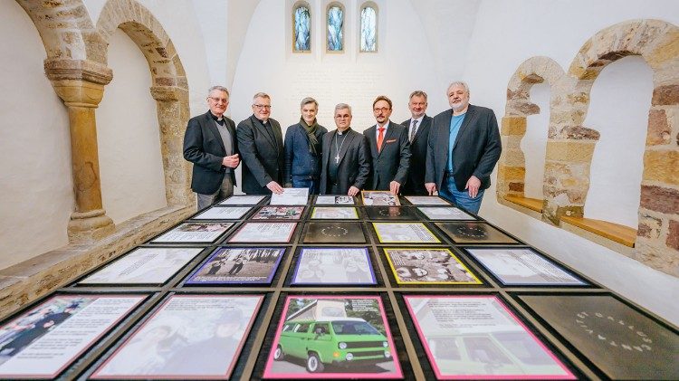 Präsentierten das Mahnmal v.l.: Dompropst Monsignore Joachim Göbel, Generalvikar Monsignore Michael Bredeck, Künstler Christoph Brech, Erzbischof Udo Markus Bentz, Reinhold Harnisch (Sprecher Vorstand Betroffenenvertretung), Burkhardt Stutenz.