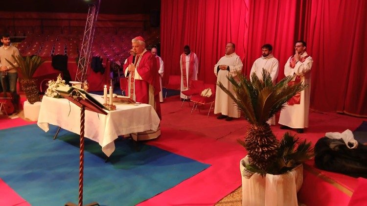 La celebrazione presieduta dal cardinale Konrad Krajewski nel circo dove ad 11 ragazzi sono stati impartiti i sacramenti della Prima Comunione e della Confermazione 