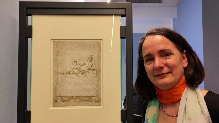 Tatjana Bartsch vor einem von Heemskerck skizzierten Flussgott, Skulptur in den Vatikanischen Museen
