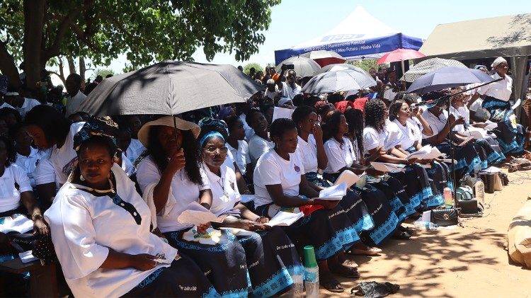 Milhares de fi&eacute;is crist&atilde;os durante a Missa de Tomada de posse de D. Ant&oacute;nio Constantino, primeiro Bispo da Diocese de Caia
