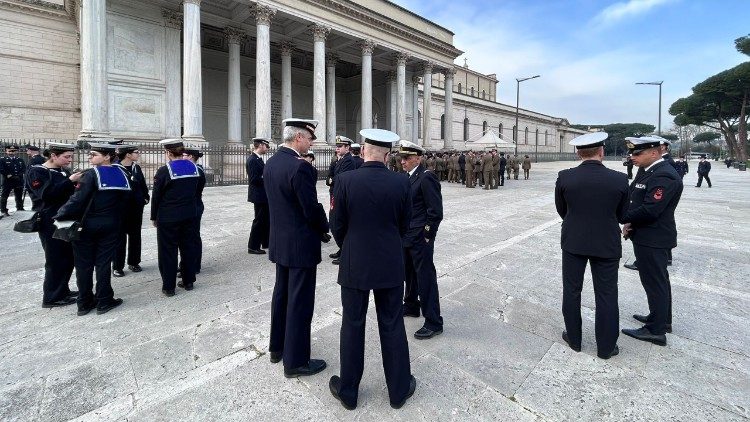 Afuera de la Bas&iacute;lica de San Pablo los militares esperan el comienzo de la santa misa presidida por el cardenal Parolin
