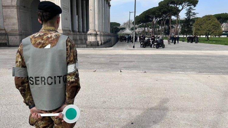 Un militare dell'Esercito sul sagrato della Basilica di San Paolo. 