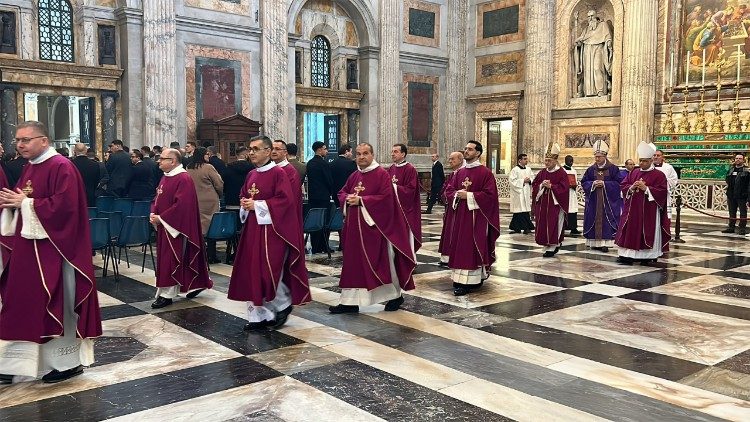 Entrada en procesi&oacute;n en la misa presidida por el Cardenal Parolin 
