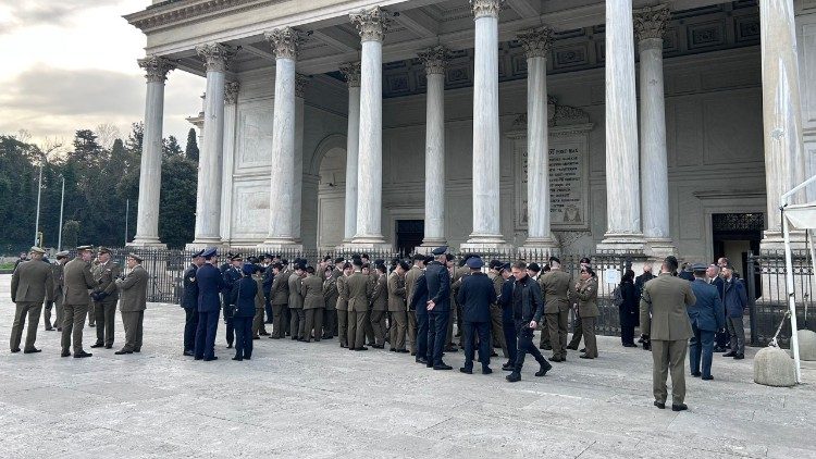 Militari attendono l'inizio della Messa nella Basilica di San Paolo fuori le Mura.