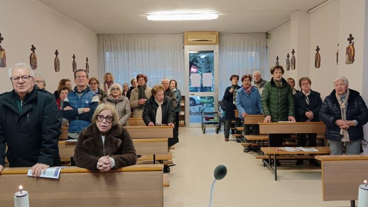 Fedeli riuniti nella cappellina dedicata alla Madonna di Lourdes