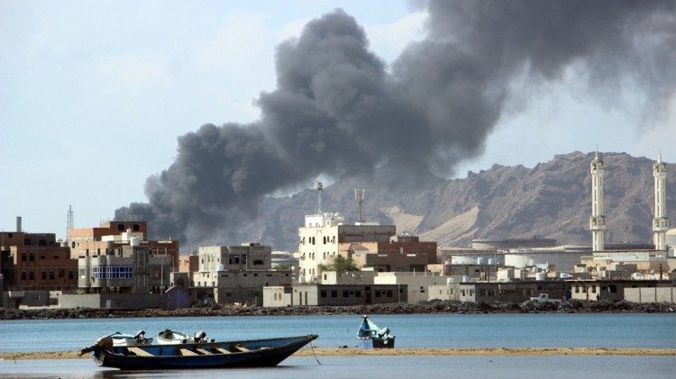 Il 4 marzo del 2016 il fumo si leva dal luogo dell'attacco in Yemen