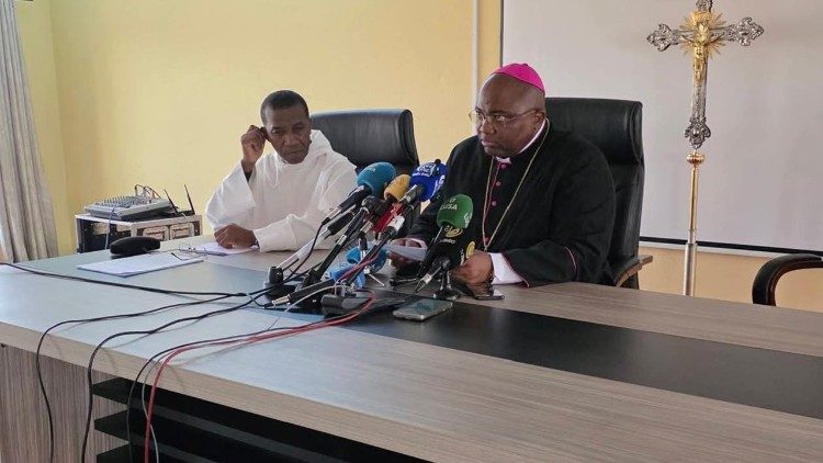 Em confer&ecirc;ncia de imprensa, Dom Belmiro Chissengueti apresenta os principais pontos abordados na Plen&aacute;ria