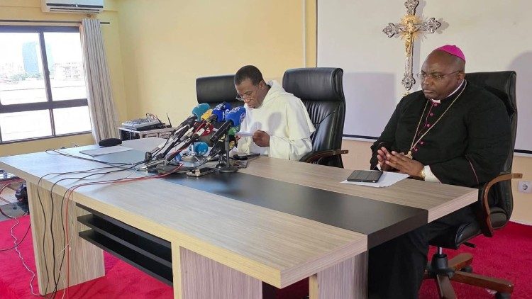 "visita do Santo Padre representa um momento de gra&ccedil;a para a Igreja e para toda a na&ccedil;&atilde;o angolana ..."