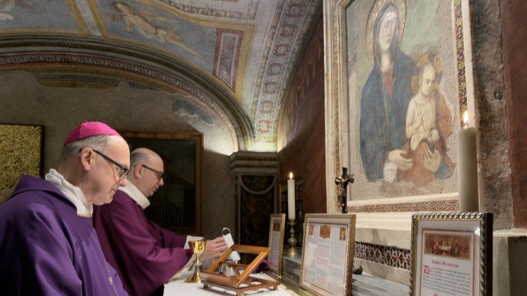 Při mši svat&eacute; ve kryptě Svatopetrsk&eacute; baziliky