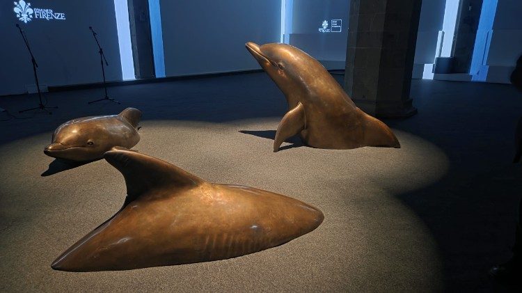 I delfini in bronzo dell'installazione.