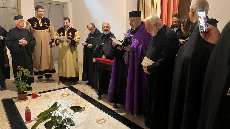 2026.03.14 Istanbul: Preghiera per la pace sulla tomba del beato Gomidas