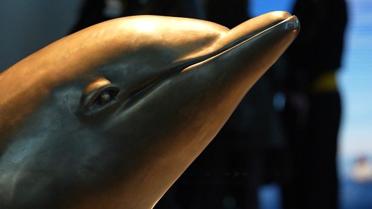 Un delfino di "Rotta", l'installazione artistica di Giuseppe Lo Schiavo.