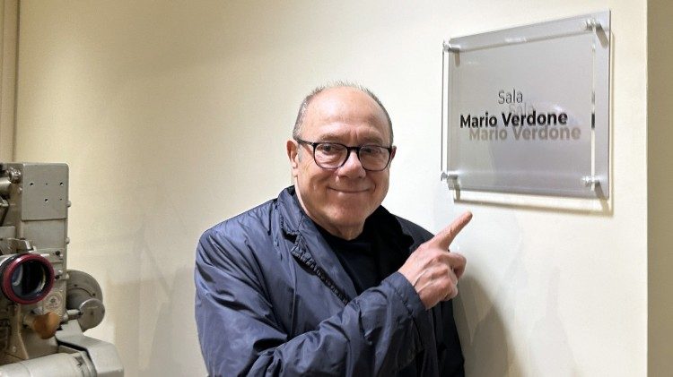 Carlo Verdone indica la targa della sala dedicata al padre Mario