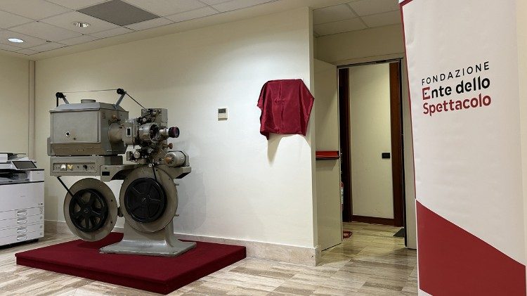 Poco prima dello svelamento della targa