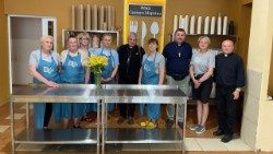 La cocina y el comedor solidario en Jersón durante la visita del cardenal Krajewski en junio de 2023.