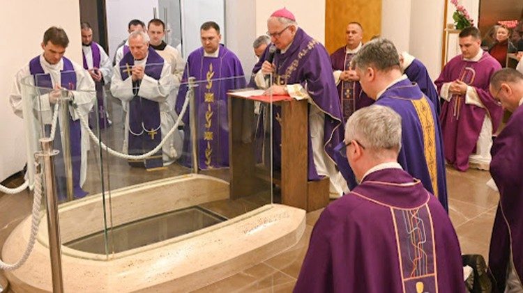 Molitva nad grobom fra Ante Antića (Foto: Udruga fra Ante Antić)