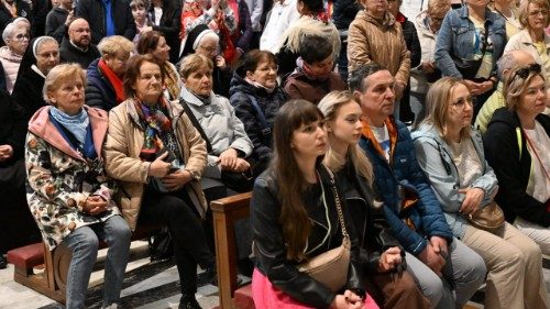 Polacy przy grobie św. Jana Pawła II modlili się o pok&oacute;j na świecie